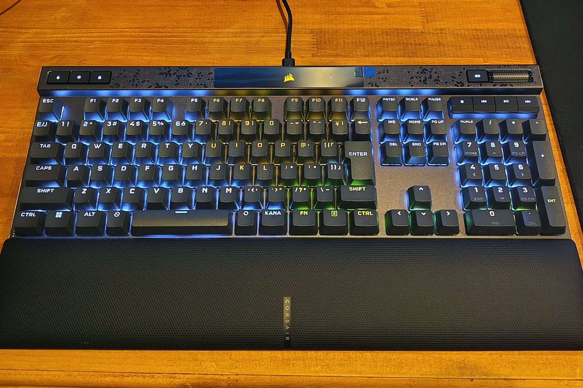 hanpex_jp's tweet photo. キーボード買い替えた
えなこのプロモーションにやられて買ったけど
かっこいいし押し心地いいから大変満足ではある

#CORSAIR 
#K70MAX https://t.co/4T1ckn7Tin