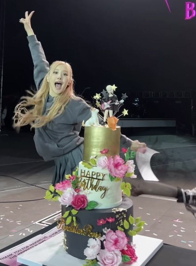 ultrosechaeng's tweet photo. happiest birthday, our lovely roseanne. may your year be filled with joy &amp; happiness from this day on 🎀 https://t.co/HfQBh3UpKd