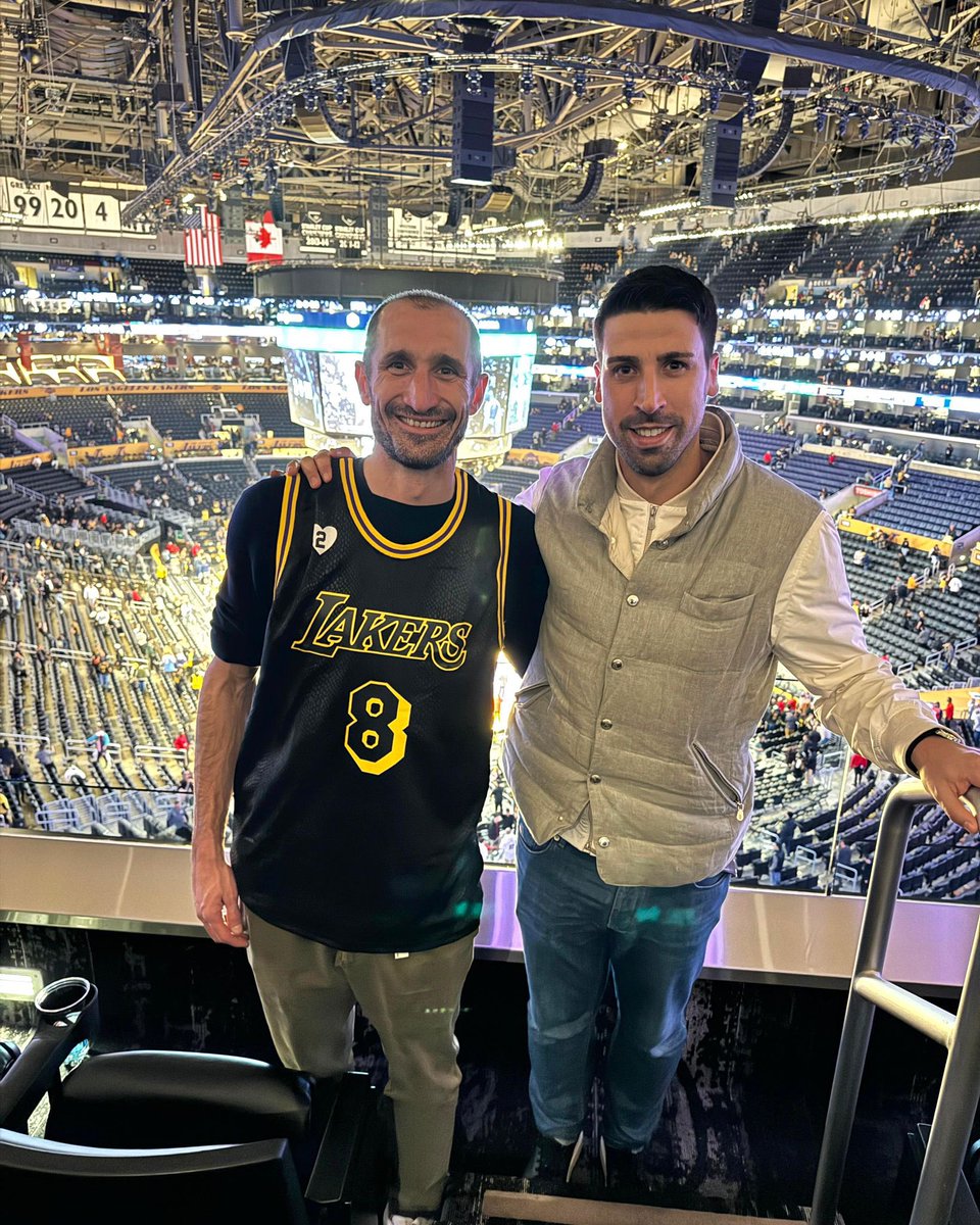 A little bit of ⚫️ and ⚪️  in a night wrapped in 🟣 and 🟡.