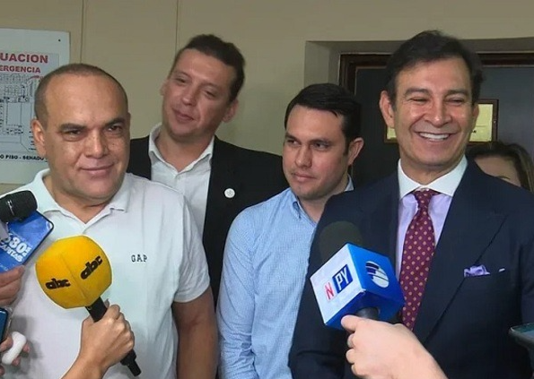 Luis_PY86's tweet photo. Son estos los que deben rajar del Congreso, pero la orden escrita por el cheque es atacar a Kattya. https://t.co/o3YffLAVlG