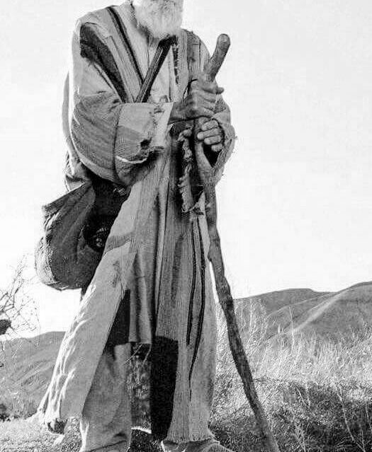 Dervişler, namaza durduklarında, “farz” diye değil, “özledim” diye dururlar. İlmihâllere göre, vakti geçmiş bir namazın izahatı; “namazı kaçırmak” olarak geçse de, Derviş'in nezdinde bunun adı, “Huzûr'a alınmamaktır”