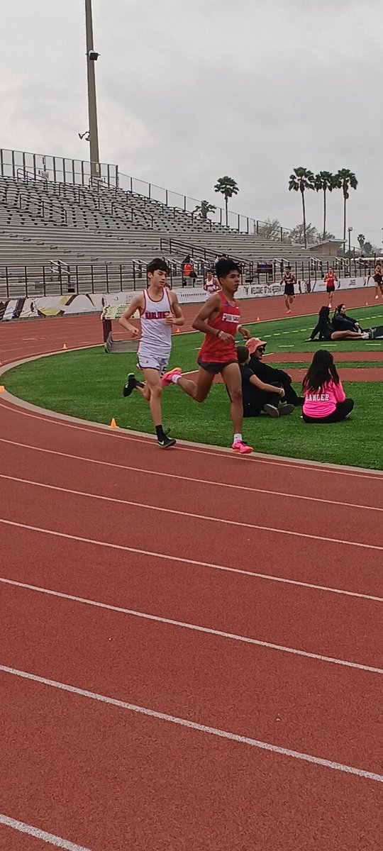 Leading the pack at at Donna.  Red and Grey all day