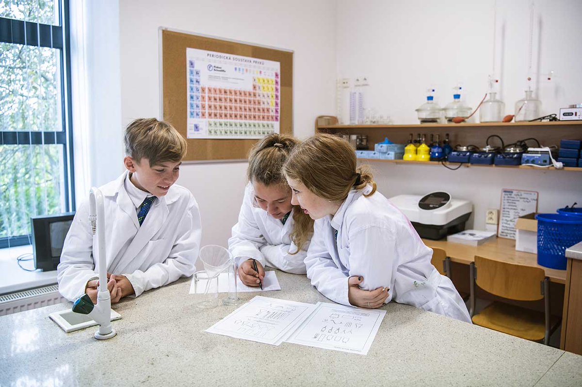 👩‍🏫Bezmyšlenkovité opisování informací z tabule na Open Gate nenajdete. Výuku totiž plánujeme tak, aby se do ní studenti aktivně zapojovali. U nás mají prostor objevovat, bádat a experimentovat. 🧠

🔗Chcete se dozvědět více o tom, jak na Open Gate učíme? Podívejte se na náš web.