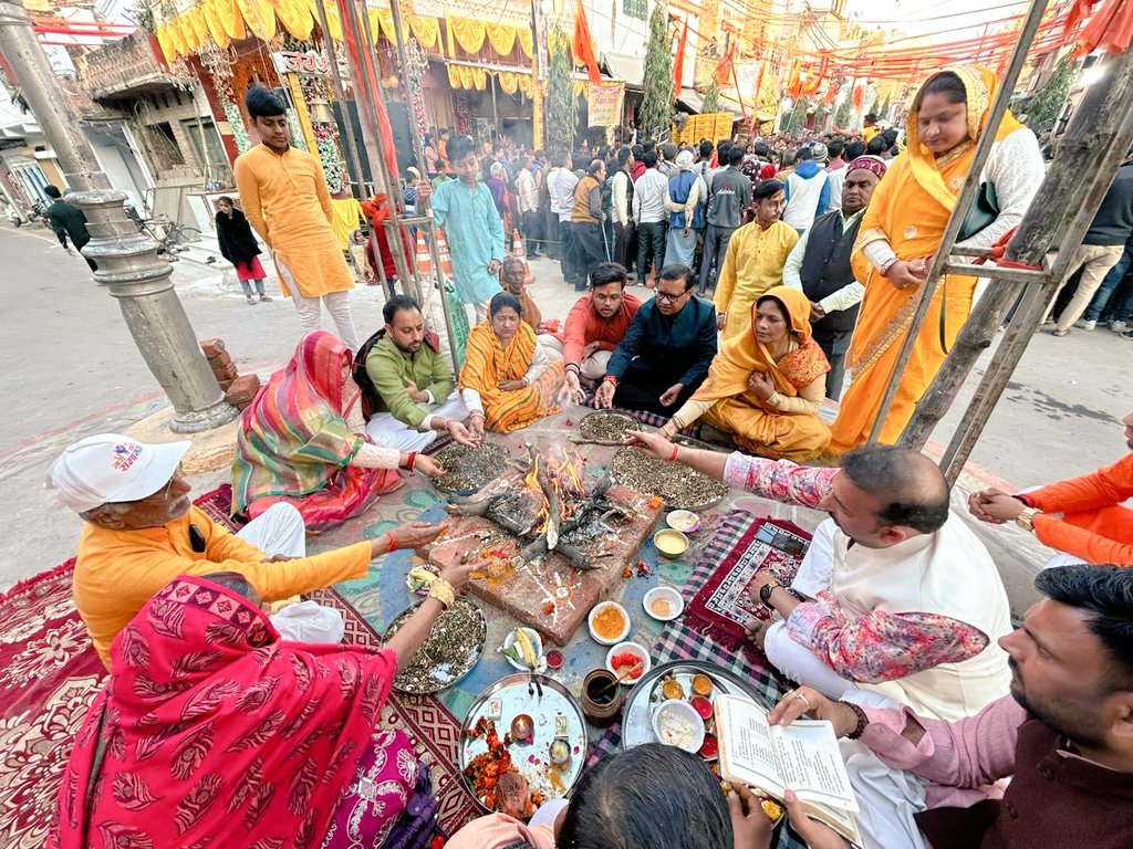 BasuMalti4bjp's tweet photo. आज बाँदा नगर के झंडा चौराहा में स्थित श्री प्राचीन हनुमान मंदिर प्राण प्रतिष्ठा के 1 वर्ष पूर्ण होने पर राष्ट्र कल्याण पंचदिवशीय दिव्य श्री राम कथा समापन में हवन पूजा कर लोक नृत्य दिवारी एवं भंडारा प्रसाद वितरण में सम्मिलित हुईं ...!! https://t.co/aRQcZff6iL