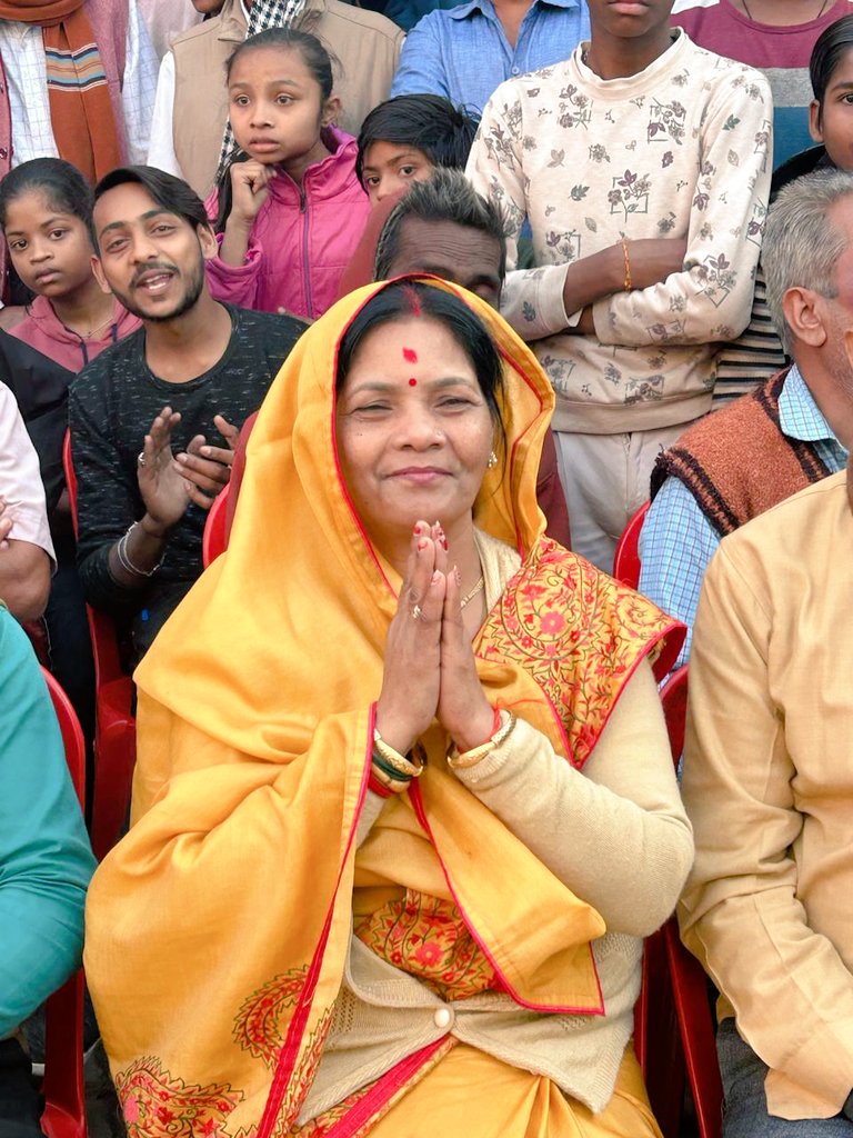 BasuMalti4bjp's tweet photo. आज बाँदा नगर के झंडा चौराहा में स्थित श्री प्राचीन हनुमान मंदिर प्राण प्रतिष्ठा के 1 वर्ष पूर्ण होने पर राष्ट्र कल्याण पंचदिवशीय दिव्य श्री राम कथा समापन में हवन पूजा कर लोक नृत्य दिवारी एवं भंडारा प्रसाद वितरण में सम्मिलित हुईं ...!! https://t.co/aRQcZff6iL