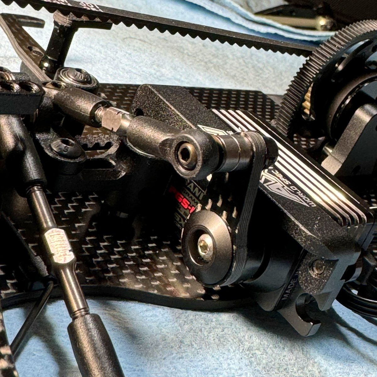 tooriame_rc's tweet photo. STEP16の続き
よ〜しサーボホーン付けたよ😄でも付けてたらナットがな〜いってなってガサって出てきたヤツでとりあえず付けた😅これじゃナットだけにナットくいかないな〜
なんちゃってなー♪
#AXON #TC103 #TRION https://t.co/oUV8J9RE0j