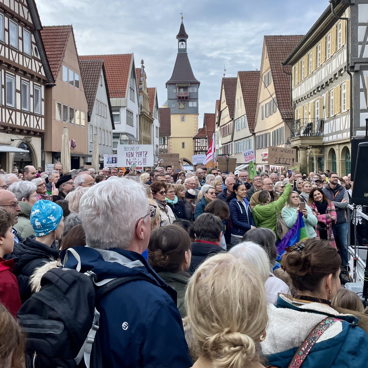 Winnenden gemeinsam für
Demokratie, Toleranz, Vielfalt und Gleichberechtigung! Eine grosse Mehrheit aus der gesellschaftlichen Mitte geht heute auf die Strasse. #NieWiederIstJetzt
