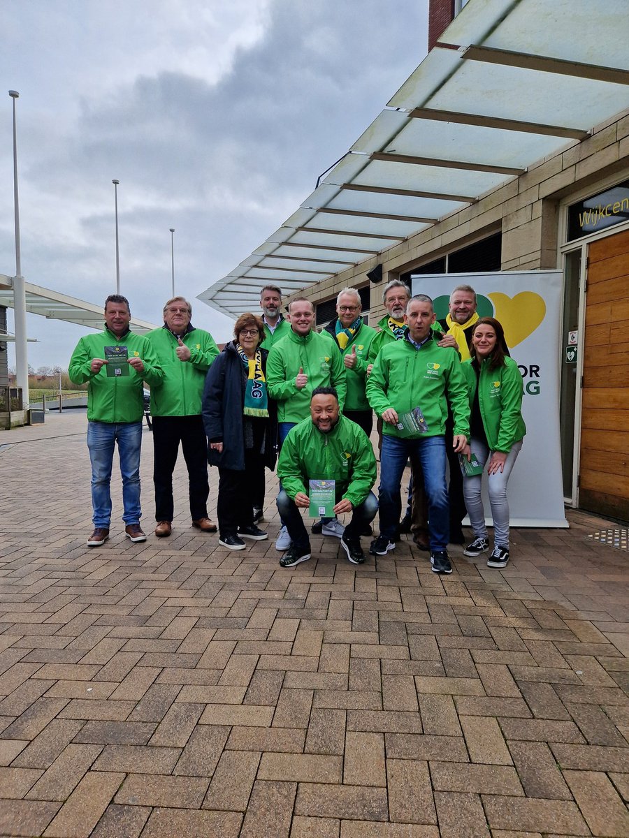 ArjenDubbelaar's tweet photo. Met mijn vrienden van Hart voor Den Haag heb ik vandaag #Leidschenveen weer een klein beetje mooier gemaakt. Leuke reacties van bewoners. Daar krijg je energie van. De wijk Leidschenveen verdient ook aandacht! 💚💛 #raad070 #vinex #ypenburg https://t.co/A5nkttpl48