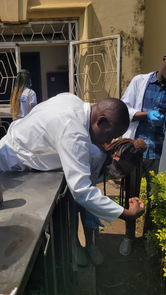 Fisamu21's tweet image. #fishvalueaddition Mr. Wasimera Stanley teaching the Fisheries Students how to operate a modernized kiln for fish smoking  @RSemyalo @wasimerastanley @JNattabi @BwanikaGladys @MakCoNAS