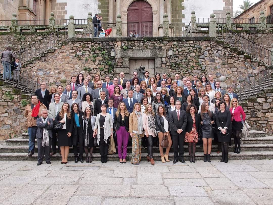 El próximo sábado 24 d febrero estaremos aquí, gozando del reencuentro, bastantes d los que pasamos por las aulas d la Facultad de Derecho d la #UEX en estos 50 años desde su inicio (también profesores).
Habrá compañeros desde la I Promoción hasta las actuales.
¡Animaos a venir!