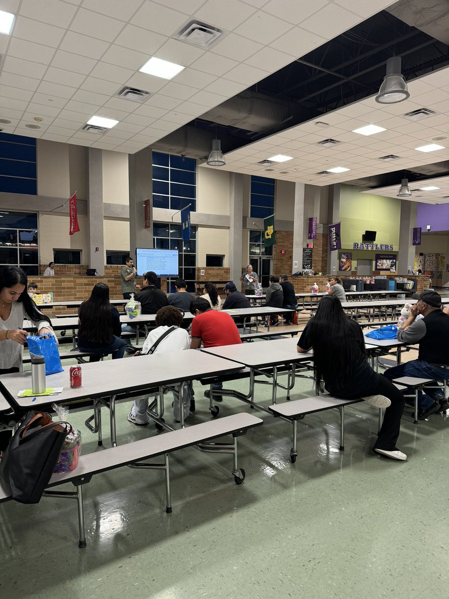 Our cherished ESL teacher & EB community advocate, Norma Ybarra, hosted another special ESL Family Engagment night. Our families were welcomed, fed, given valuable information on Spring events, & walked away with lots of donated books and prizes! @SMHS_SMCISD @GEARUP_SMCISD