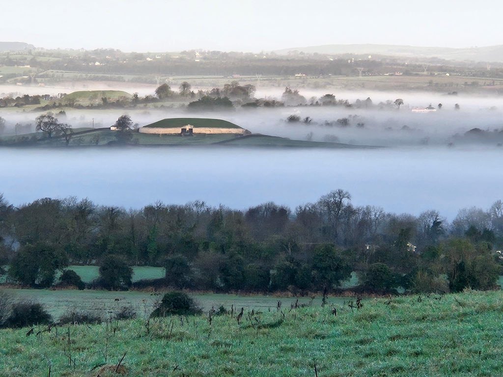 Newgrange this morning!! Built around
3200 BC, making it older than famous structures like Stonehenge and the Egyptian pyramids. It is one of the oldest surviving structures in the world and a symbol of ancient ingenuity. A UNESCO World Heritage site! ❤️🇮🇪☘️