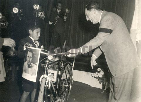0Martinw's tweet photo. Una de las bicicleta más caras del mundo. https://t.co/7IetWl28qp