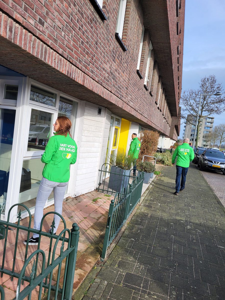 ArjenDubbelaar's tweet photo. Met mijn vrienden van Hart voor Den Haag heb ik vandaag #Leidschenveen weer een klein beetje mooier gemaakt. Leuke reacties van bewoners. Daar krijg je energie van. De wijk Leidschenveen verdient ook aandacht! 💚💛 #raad070 #vinex #ypenburg https://t.co/A5nkttpl48
