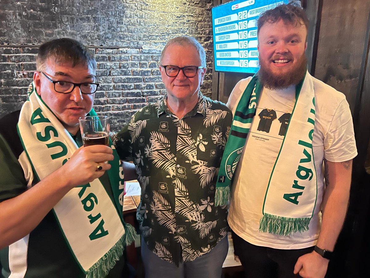 💚🇺🇸 Winners of the amazing Evergreen USA prize enjoying the @Argyle game against Sunderland with chairman Simon Hallett and the @ArgyleUsa team in New York. Thanks to @smithfieldnyc for the pic #pafc