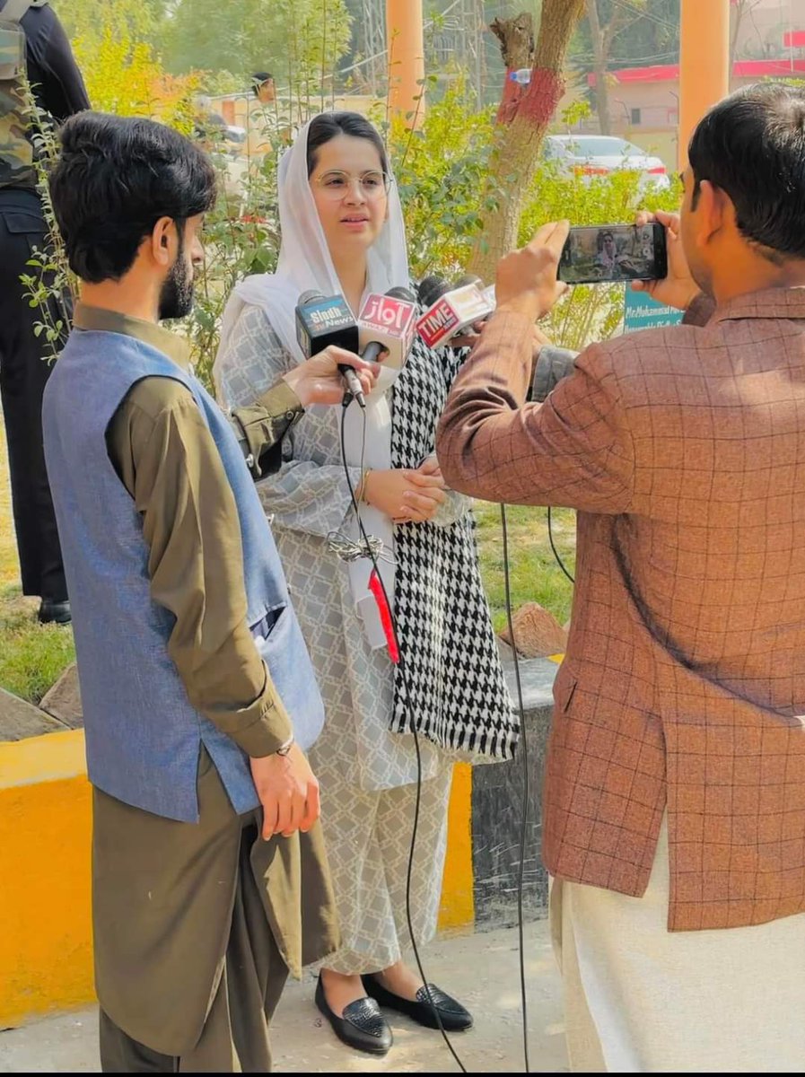 میرے والد دادا اور چچا جان کے قتل کیس کی سماعت ہوئی 
پوسٹ مارٹم کرنے والے ڈاکٹر صاحبان سے کراس ایگزامنیشن کی گئی کیس کی اگلی سماعت 16 فروری تک ملتوی کی گئی
انقلاب آسانی سے نہیں آتے  مگر جو بیج بویا ہے  اس کی تازگی کی بو آرہی ہے جتنی بھی عوام نے اپنا فیصلہ جاگیرداروں کے خلاف سنایا