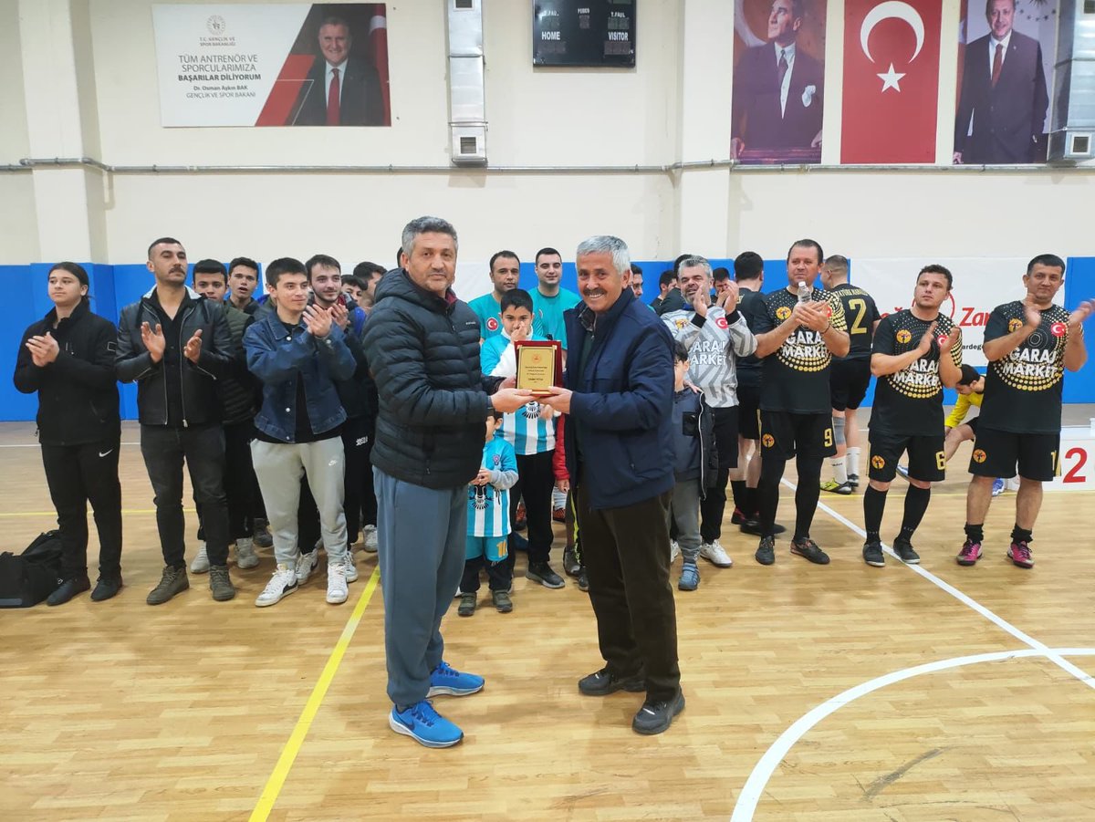 Cumhuriyetimizin 💯 . yılı etkinlikleri kapsamında Beydağ Gençlik ve Spor İlçe Müdürlüğü tarafından düzenlenen Beydağ Kaymakamlığı Futsal Turnuvası etkinliğinde dereceye giren takımlara ödüller verildi.