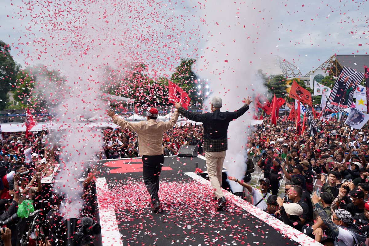 ArsjadRasjid's tweet photo. Jateng gayeng, 03 MENANG TOTAL 🤟🏼 

Luar biasa! Rakyat tumpah ruah di Solo dan Semarang. Kampanye hari terakhir ini menjadi simbol kuat besarnya harapan rakyat untuk mengantar Mas @ganjarpranowo  dan Prof @mohmahfudmd sebagai pemimpin Indonesia ke depan. https://t.co/rRP9sdfjhv