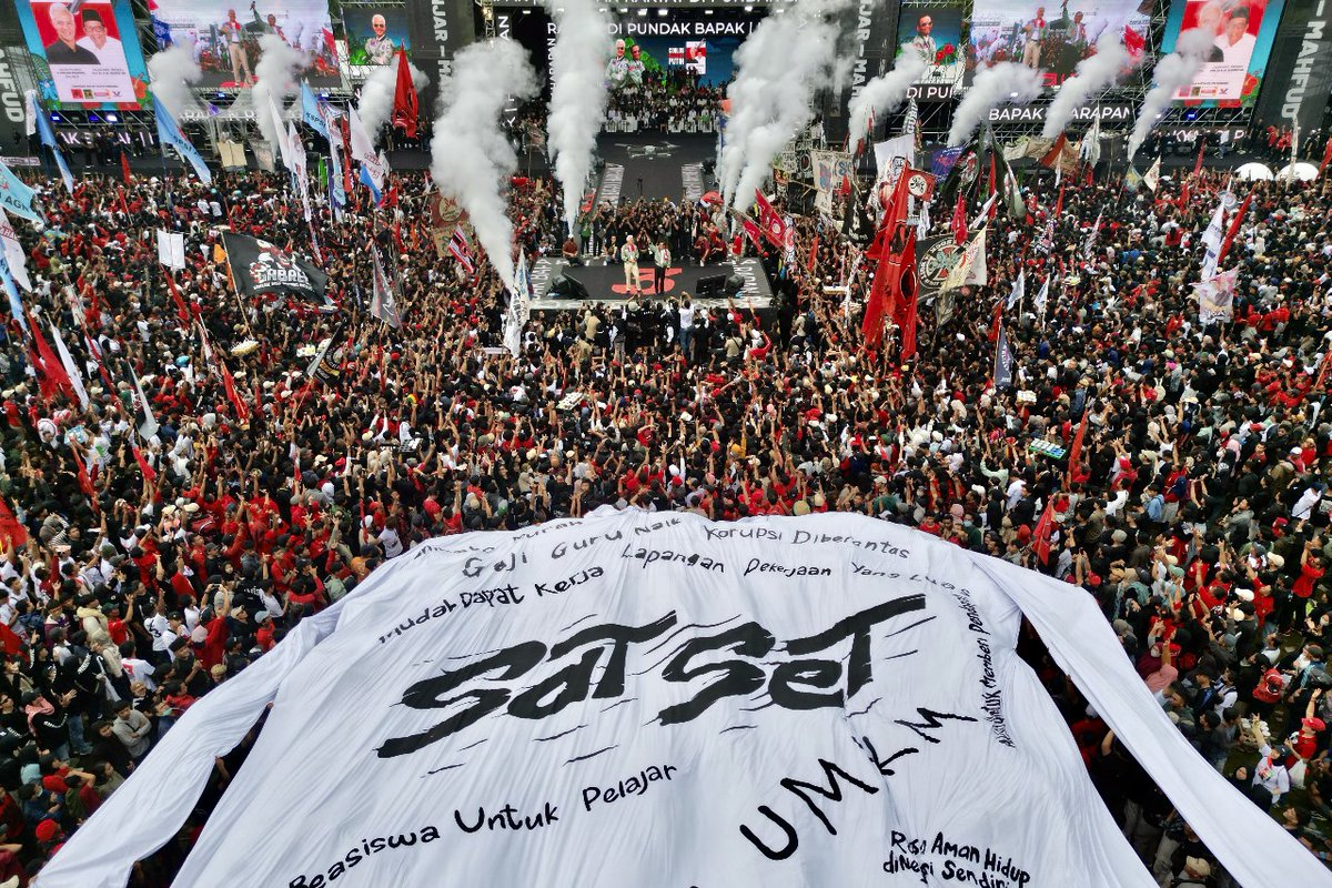 Jateng gayeng, 03 MENANG TOTAL 🤟🏼 

Luar biasa! Rakyat tumpah ruah di Solo dan Semarang. Kampanye hari terakhir ini menjadi simbol kuat besarnya harapan rakyat untuk mengantar Mas <a href="/ganjarpranowo/">Ganjar Pranowo</a>  dan Prof <a href="/mohmahfudmd/">Mahfud MD</a> sebagai pemimpin Indonesia ke depan.
