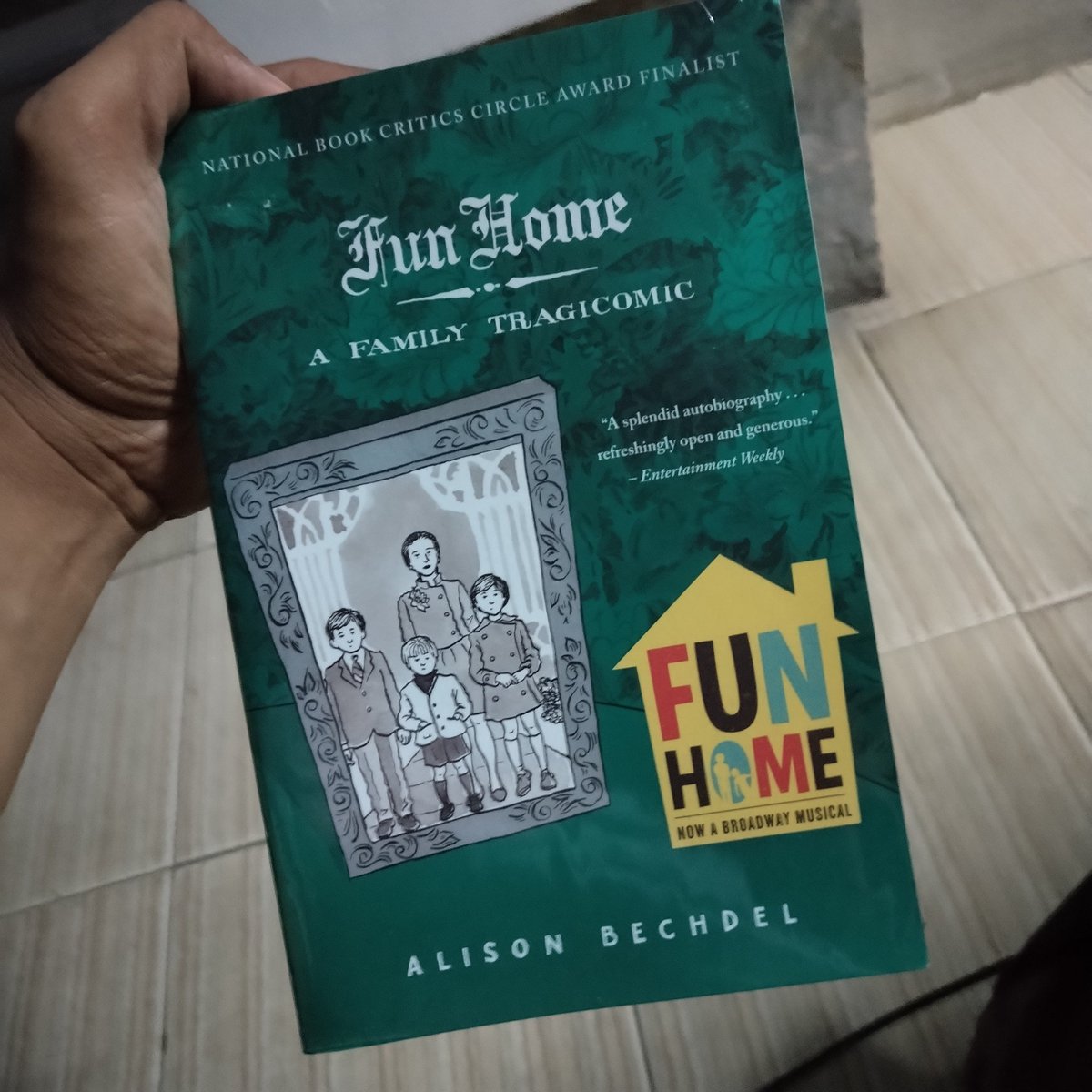 bashgita's tweet image. This book made me cry even if it was a challenging read because of the difficult words. So many emotions 😢

#FunHome #2024Reads
