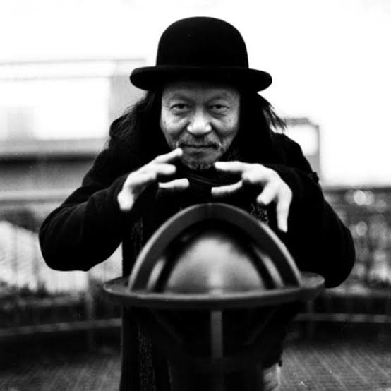 andre_barcinski's tweet photo. Foi-se, aos 74, o incomparável DAMO SUZUKI, cantor do Can. Damo cantava na rua quando foi visto por membros da banda e convidado a fazer um show. Virou um ícone da música de vanguarda, um experimentalista que marcou profundamente o rock dos últimos 50 anos. https://t.co/Fkqv6Qjr2p