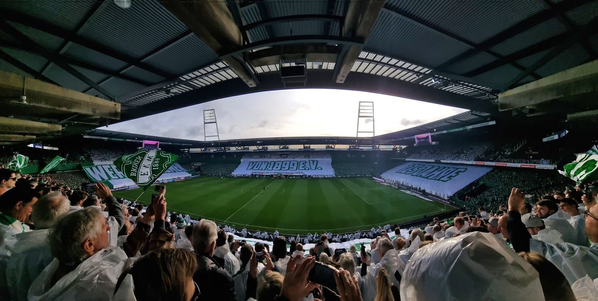 S_EISING's tweet photo. Na donderdag een prachtige sfeeractie bij FCG, vandaag weer een mooie sfeeractie bij Werder Bremen! 125 jaar jubileum. Wat twee geweldige clubs en achterban💚 #werderbremen #fcgroningen https://t.co/1yCraqayPl