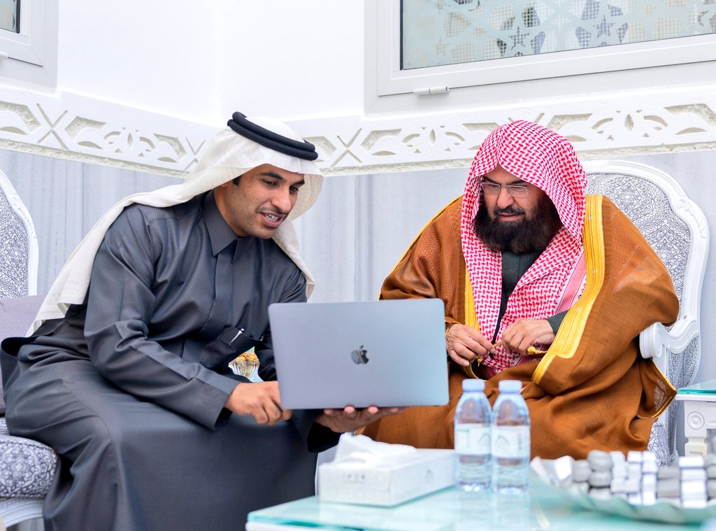 naef566's tweet photo. تشرفنا بلقاء معالي رئيس الشؤون الدينية للمسجد الحرام والمسجد النبوي ، الشيخ أ.د #عبدالرحمن_السديس خلال زيارته لمحافظة #حفرالباطن والإطلاع على برامج مؤسسة الشيخ عبدالله الشريع الخيرية وجمعية ألفة الأسرية.. 
شكراً معالي الشيخ .. ثنائكم على عمل المؤسسة والجمعية محل اعتزاز وفخر لنا وفقكم الله . 
 @PRAGOVSA