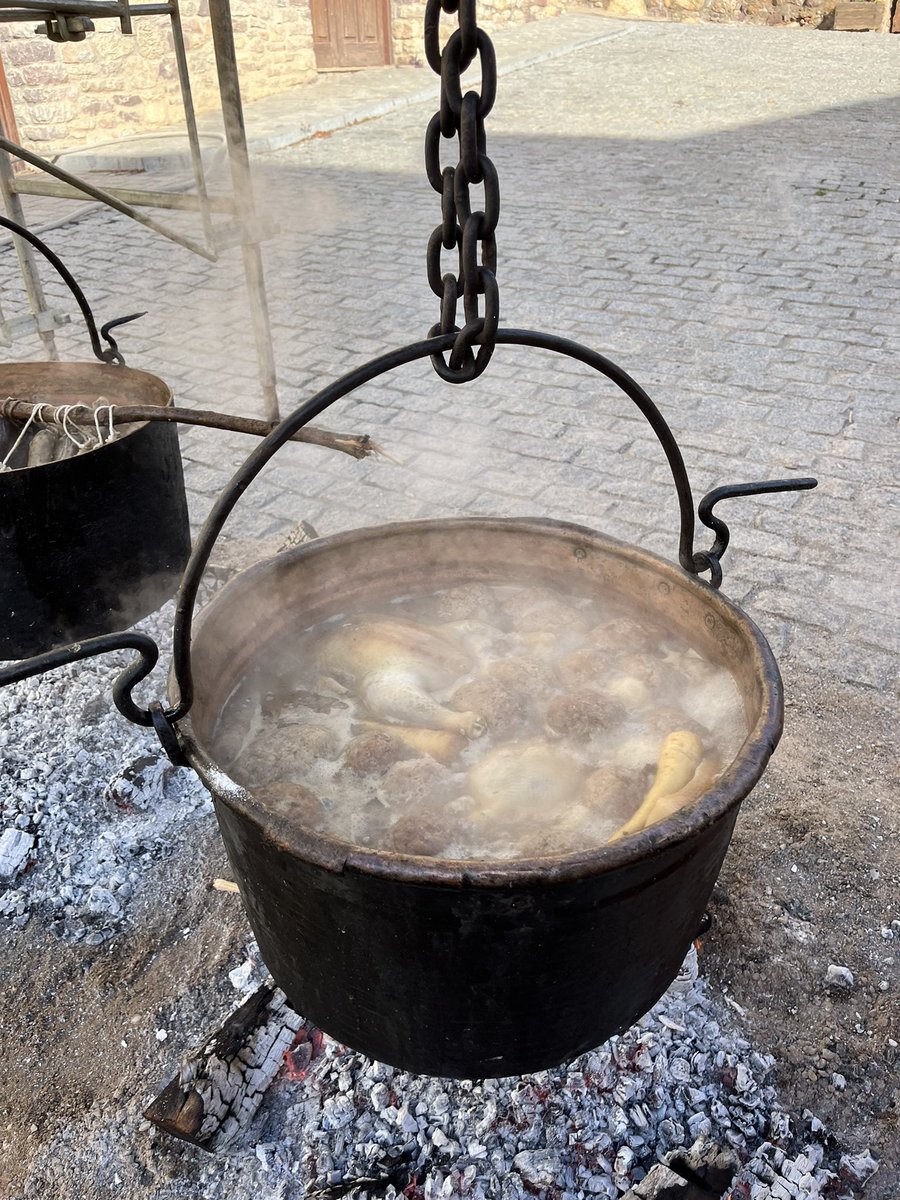 osuanya's tweet image. Res com l’escudella de Carnaval de La Pobleta de Bellveí #vallfosca #pallars