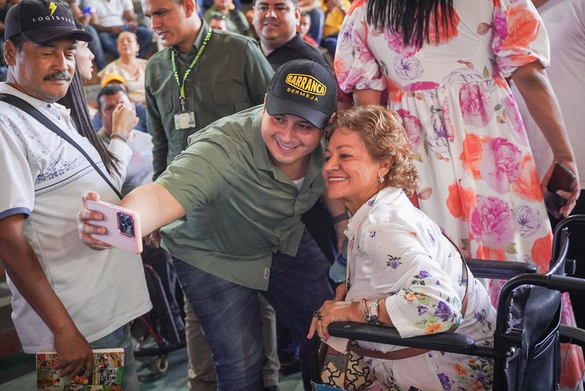 Jsvasquezg's tweet photo. ¡Felicidad total! Apenas a 41 días de comenzar nuestra gestión, dimos el primer paso hacia nuestro compromiso de convertir #Barrancabermeja en la Capital Solar de Colombia. Gracias al equipo de @MinEnergiaCo por acompañarnos en la inscripción de comunidades energéticas. https://t.co/AeumL36XiV