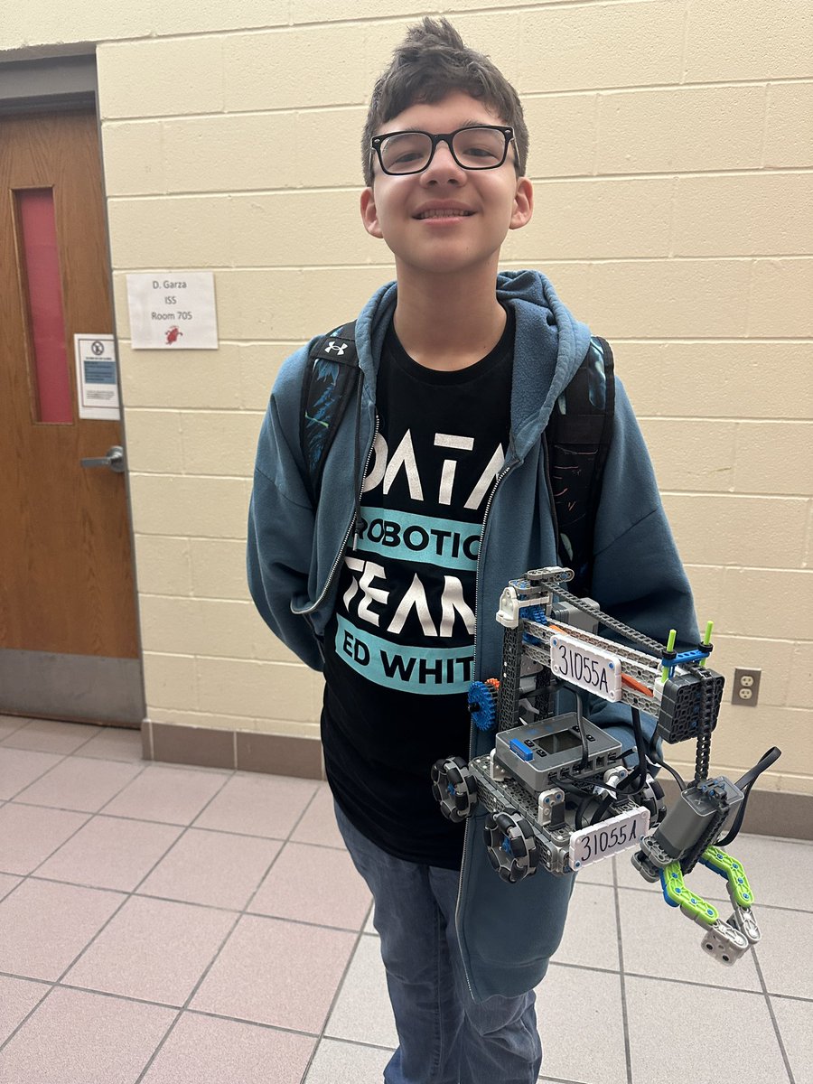 msjteachestech's tweet photo. Robotics teams are here and preparing for competition. @dataedwhite @edwhiteneisd https://t.co/JsEEjmIGAM