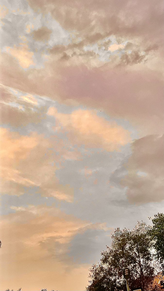 ما يشبه وجهك الصافي إلا سحابة مطر  🌧️.