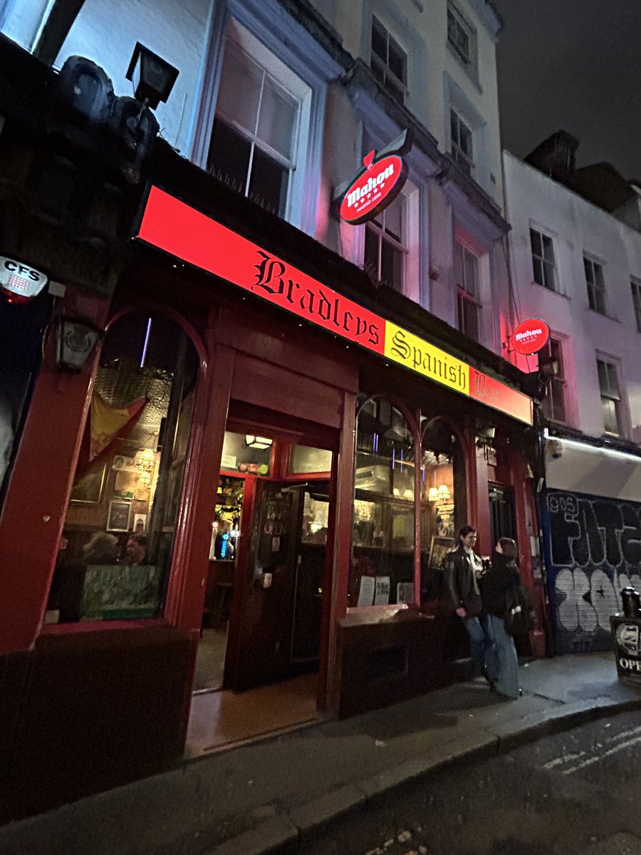 PubsSaving's tweet image. Brilliant to be back in Bradley’s Spanish Bar! ❤️ Great pint of Guinness. #favouritepubs #bestpubs #soho