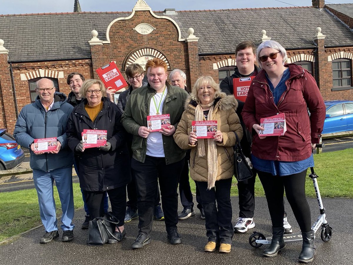 Great Saturday attending our surgery at St James’ Church, Poolstock, followed by door-knocking on Ormskirk Road. Listening to local issues and talking to voters ahead of May’s Local Elections. Huge thanks to @SamFlemming5 for organising and @WiganLabour members who helped out!