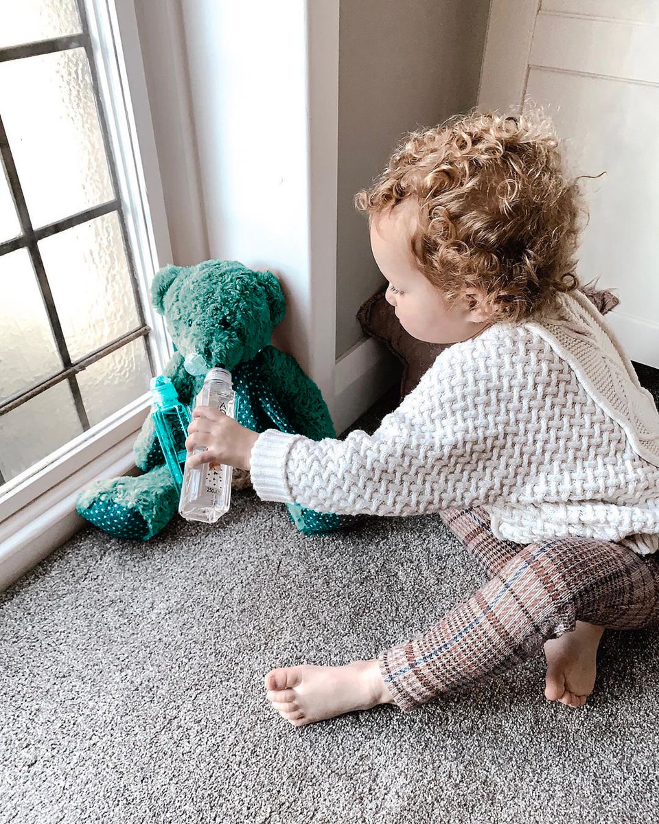 Everything's better when shared with friends 💙

#AQUACarpatica #naturalmineralwater #hydrate #hydration