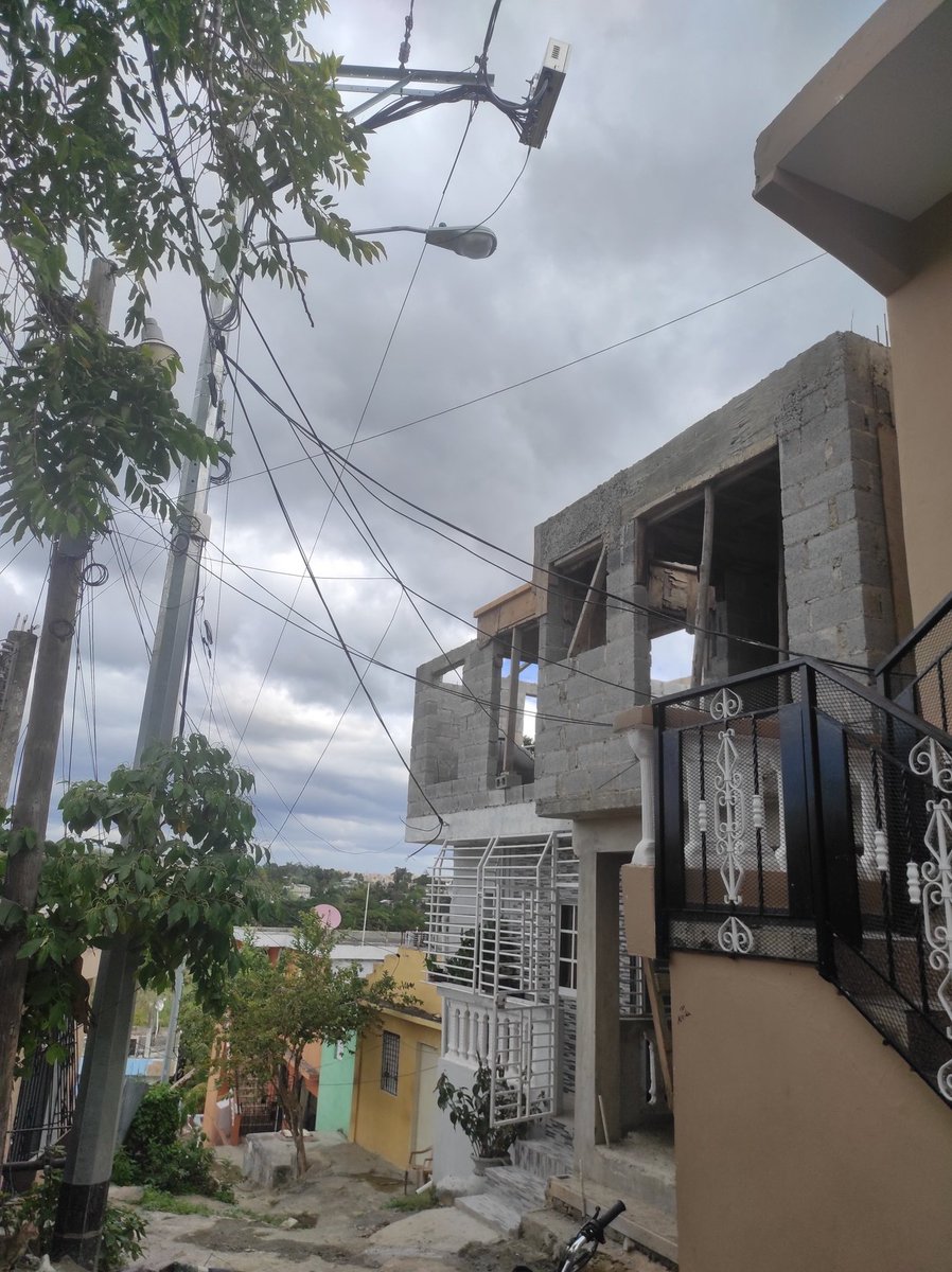 HctorMatos6's tweet photo. Esa es la unidad que ande los tres brazos en la Rosa Duarte por la plata baila el mono @luisabinader  y mi abuelita 🥺 está enferma y no puede pasar un día sin luz y ellos quieren dinero @Adonaidamedina @ElCaribeRD  @matiasgarciard @RamontolentinoT https://t.co/Xw7Vf03opQ