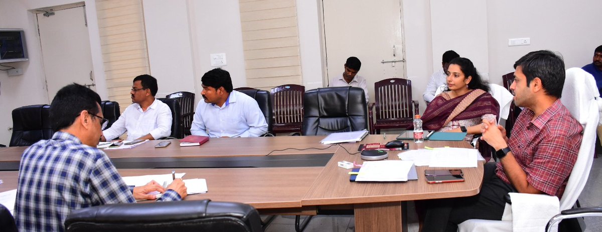 మీసేవ దరఖాస్తుల పరిష్కారం, కోర్టు కేసులు, ఓటరు జాబితా, తదితర అంశాలపై సమీకృత జిల్లా కార్యాలయాల సముదాయం నుండి తహశీల్దార్లతో వీడియో కాన్ఫరెన్స్ నిర్వహించిన <a href="/Collector_RSL/">CDM_RajannaSircilla</a> శ్రీ అనురాగ్ జయంతి.

<a href="/TelanganaCMO/">Telangana CMO</a> <a href="/IPRTelangana/">IPRDepartment</a>