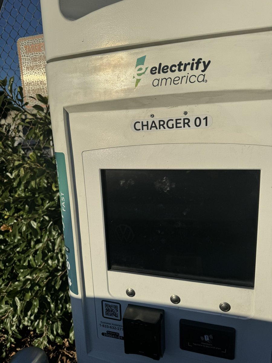 slowdive12's tweet photo. @RateYourCharge Station 1 screen in Carson, CA not working but got it to charge from app. @ElectrifyAm https://t.co/ivSnecyesQ