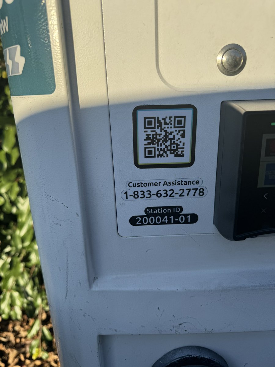 slowdive12's tweet photo. @RateYourCharge Station 1 screen in Carson, CA not working but got it to charge from app. @ElectrifyAm https://t.co/ivSnecyesQ