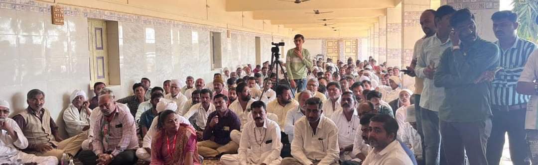 Ambarish_Der's tweet photo. आज सुबह राजुला-जाफराबाद तालुका/शहर कांग्रेस कमेटी की बैठक राजुला तहसील के कोटडी गांव में आयोजित की गयी, जिसमें प्रदेश के नेताश्री संजयसिंहभाई सरवैया और अमरेली जिला कांग्रेस अध्यक्ष श्री प्रतापभाई दुधात सहित सभी कांग्रेस अग्रणी एवं कार्यकर्ता उपस्थित रहे।

 जय हिन्द।
@INCGujarat https://t.co/DkKEkNJmzk