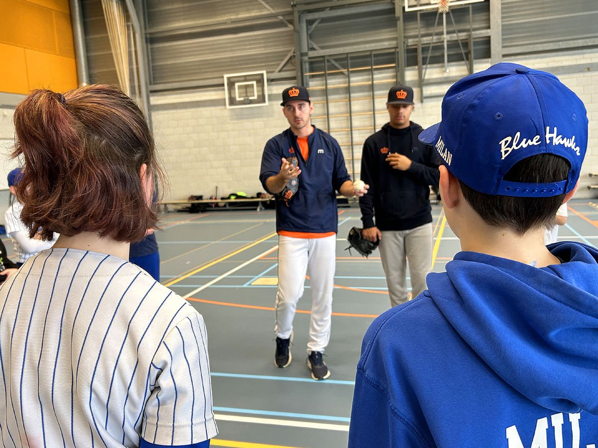 Wat een prachtige dag hadden we vandaag! 💙🤍

Tophonkballers Mike Groen en Delano Selassa waren voor een speciale clinic afgereisd naar Zwolle. ⚾️

De twee spelers uit het Nederlands team zorgden voor een onvergetelijke dag voor alle deelnemers.

#honkbal #softbal #Zwolle