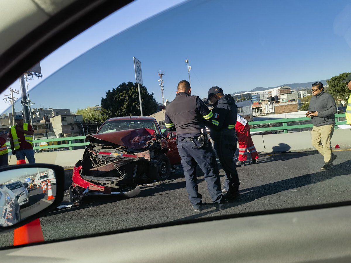 mexicanicos's tweet photo. Oye @Edomex, ¿por qué si la gente del #ViaductoBicentenario sabe que hay un accidente y no hay circulación sigue dejando pasar coches? ¿No tienen quién los regule? ¿Se mandan solos? #ConsecionesMafiosas @delfinagomeza @horacioduarteo https://t.co/gCX6DESMCm