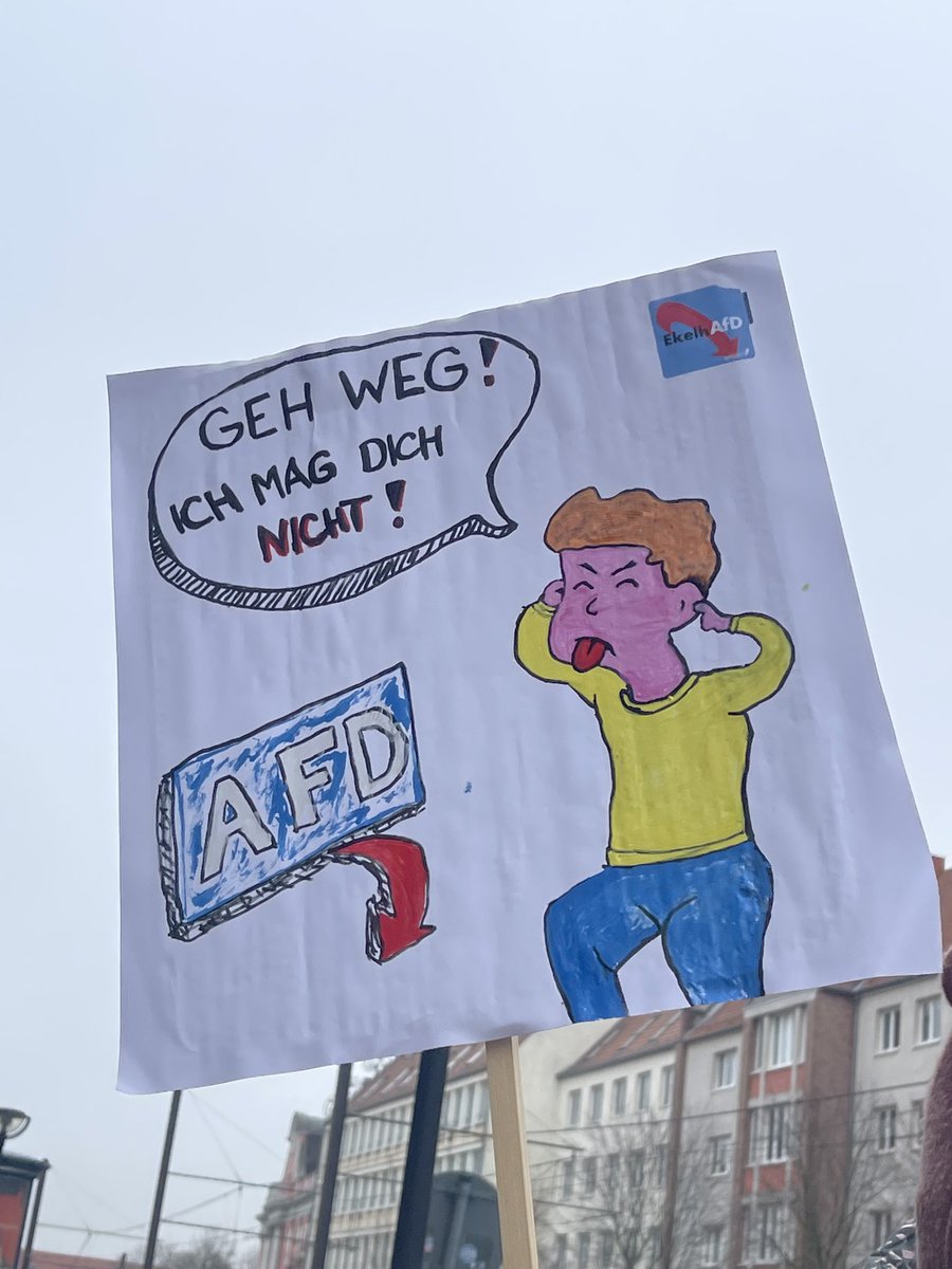 HRONazifrei's tweet photo. Über 5.000 Menschen haben heute an der Demo „ˋNie wieder´ ist jetzt!“ in Rostock teilgenommen und damit die Vielfalt der Hanse- und Universitätsstadt Rostock deutlich zum Ausdruck gebracht! Vielen herzlichen Dank, #Rostock #noafd #zusammenhalten #niewiederistjetzt https://t.co/bbKcHjeqjz