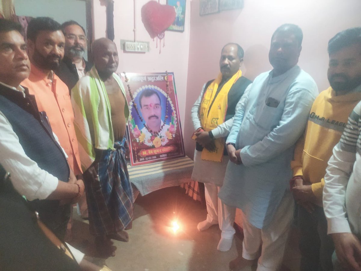 भाजपा मंडल मंत्री, चारामा,स्व. देव कुमार कोसरिया जी के निधन पर उनके निवास पर जाकर श्रद्धांजलि अर्पित की और उनके परिजनों से भेट कर अपनी शोक संवेदनाएं व्यक्त किया।