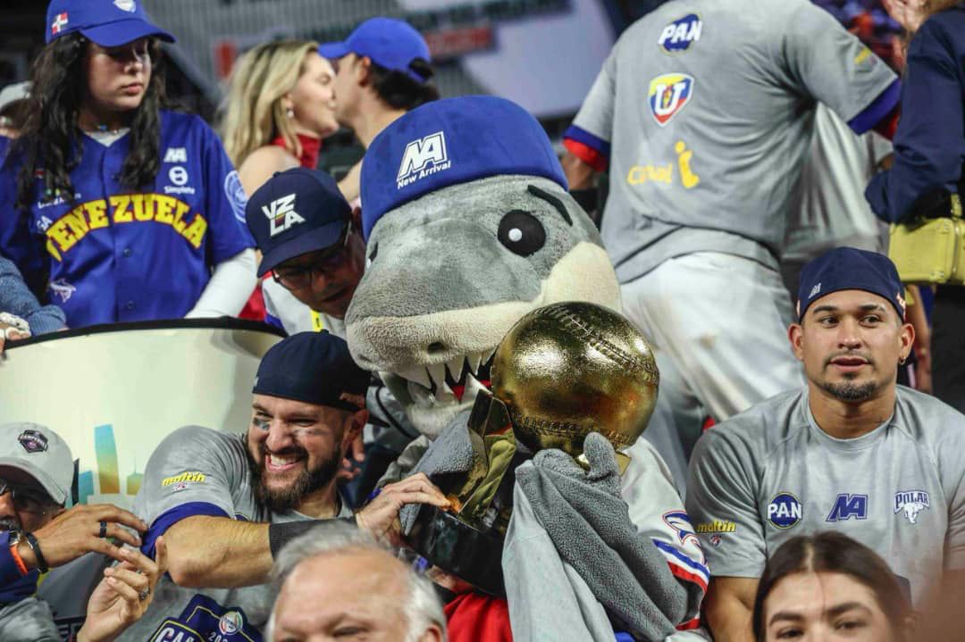 Pregunta sería. ¿Las mascotas de los otros equipos tienen foto así abrazando el trofeo de la serie del caribe? Porque Tibu si tiene 🥵Hasta anillo tiene Tibu ❤️💙🤍