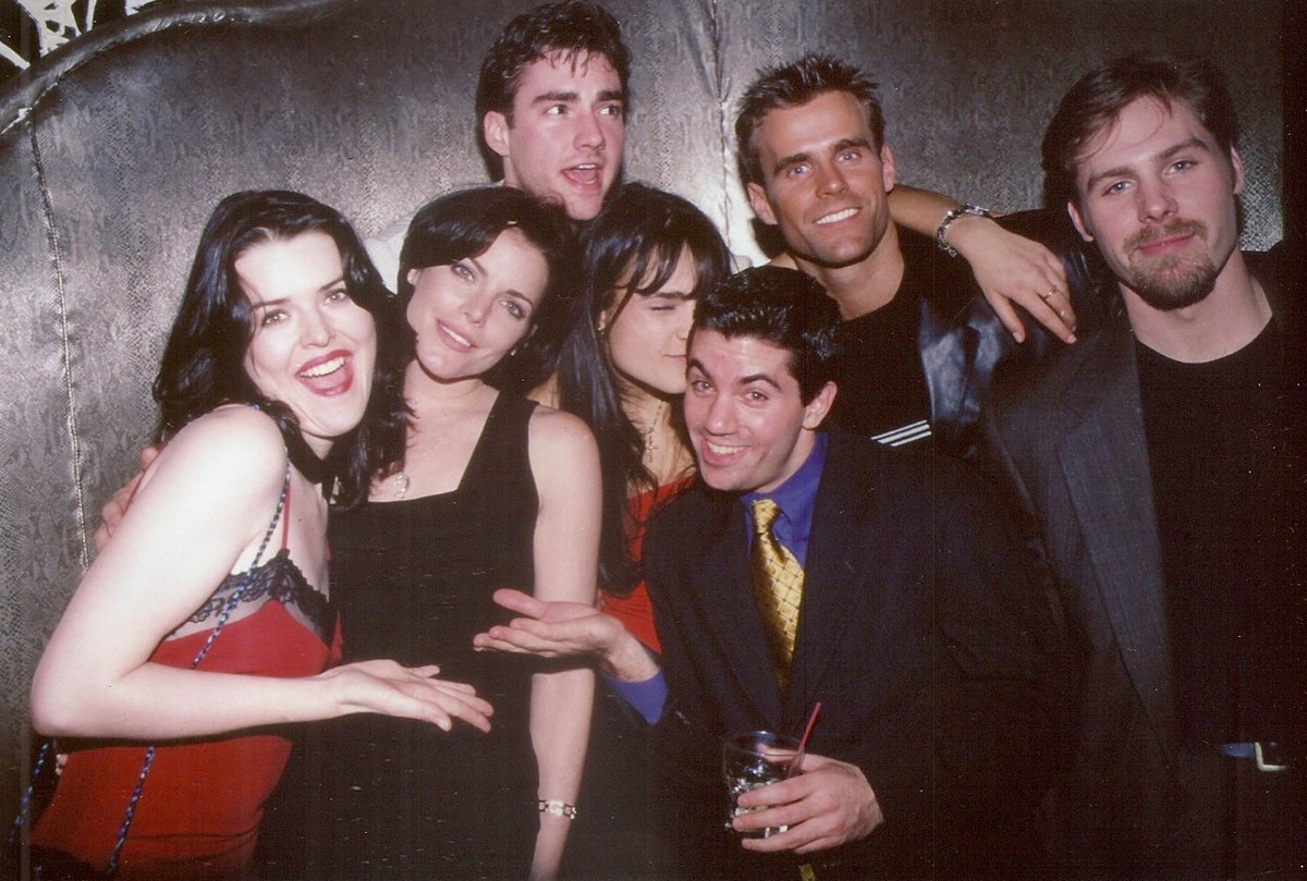 Flashback to 2/10/1998: Soap stars unite for charity!

Amy Ecklund, Lesli Kay, Jordana Brewster, Don Jeffcoat, Cameron Mathison, & Scott DeFreitas shine together at a benefit event. A night of glamour & giving.

#SoapStars #Charity