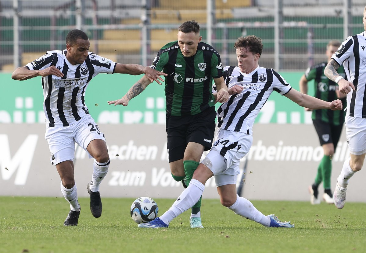 Preussen06's tweet photo. 📄 Schwer ins Spiel gefunden, aber stark zurückgekommen und das 1:1 verdient. Im Spielbericht blicken wir auf die 90 Minuten, dazu haben wir in der Galerie die Bilder des Spiel gegen den SV Sandhausen ⚫⚪💚 #SCPSVS #scp06
___
https://t.co/sPhoiAwR8u https://t.co/ynAvklgsOf
