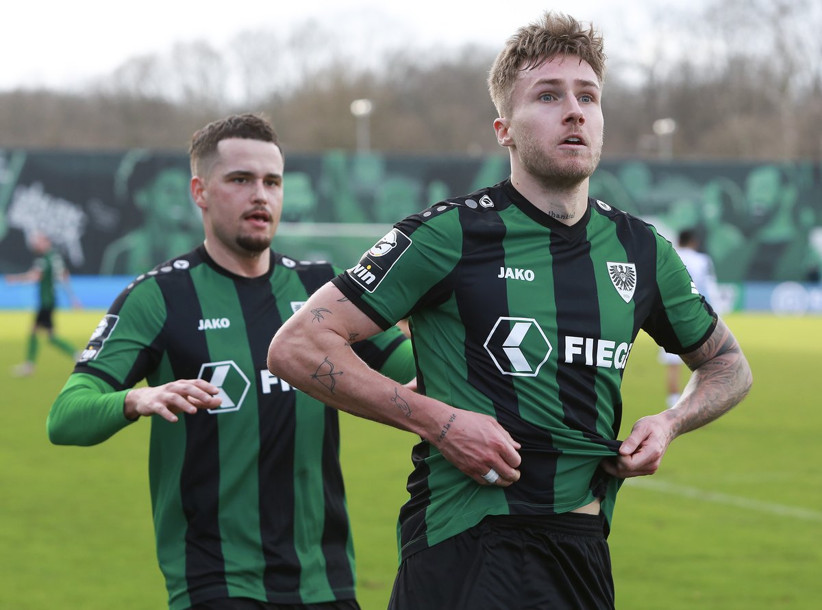 Preussen06's tweet photo. 📄 Schwer ins Spiel gefunden, aber stark zurückgekommen und das 1:1 verdient. Im Spielbericht blicken wir auf die 90 Minuten, dazu haben wir in der Galerie die Bilder des Spiel gegen den SV Sandhausen ⚫⚪💚 #SCPSVS #scp06
___
https://t.co/sPhoiAwR8u https://t.co/ynAvklgsOf