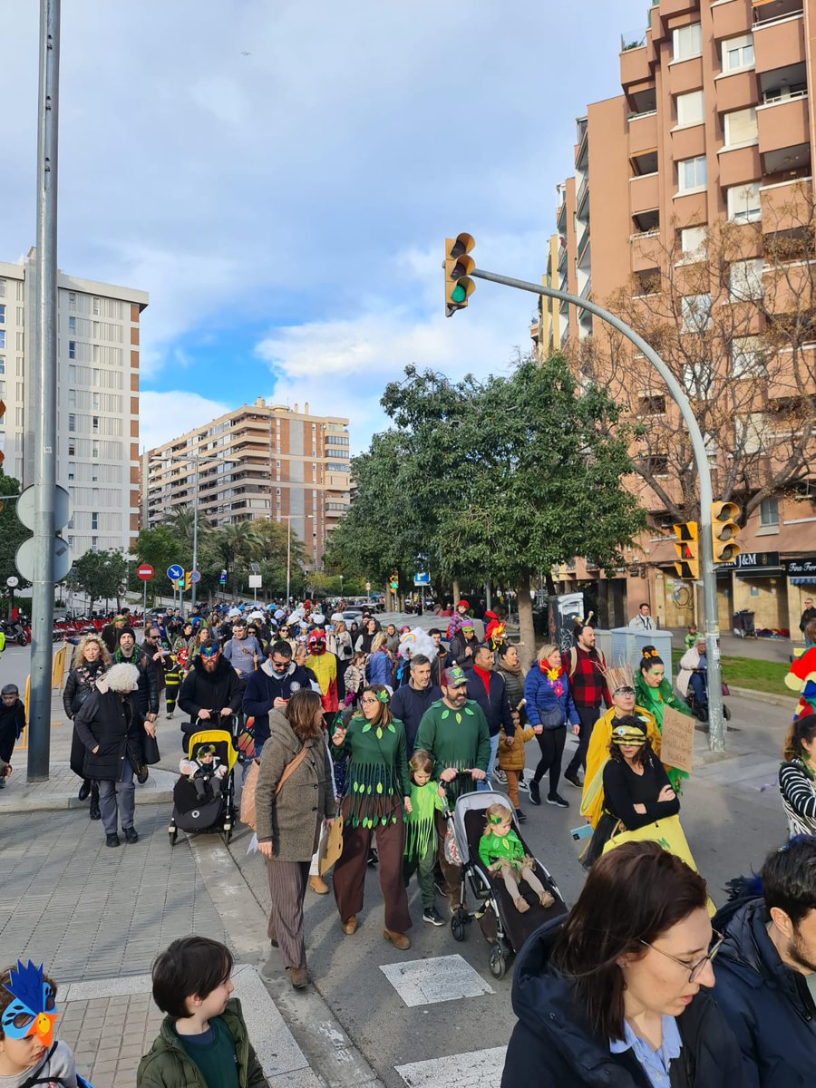 A la Rua de Carnaval de Les Corts amb la super comparsa "🌿Protegim la natura i l’aigua💧" amb <a href="/afaitaca/">AFA Itaca</a> i famílies de l'Escola Santa Teresa de Lisieux 🥳🥳🥳