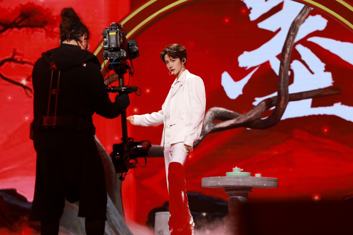 Liuyu_Fanclub's tweet photo. 240210 LIU YU STUDIO Weibo Update
Vigorous and lively.
#Liuyu #刘宇 #劉宇
#リュウユ #리우위 #หลิวอวี่ #LưuVũ
#广东卫视 #GDTV #SpringFestivalGala
#广东卫视龙年湾区春晚 https://t.co/k3viobVc32