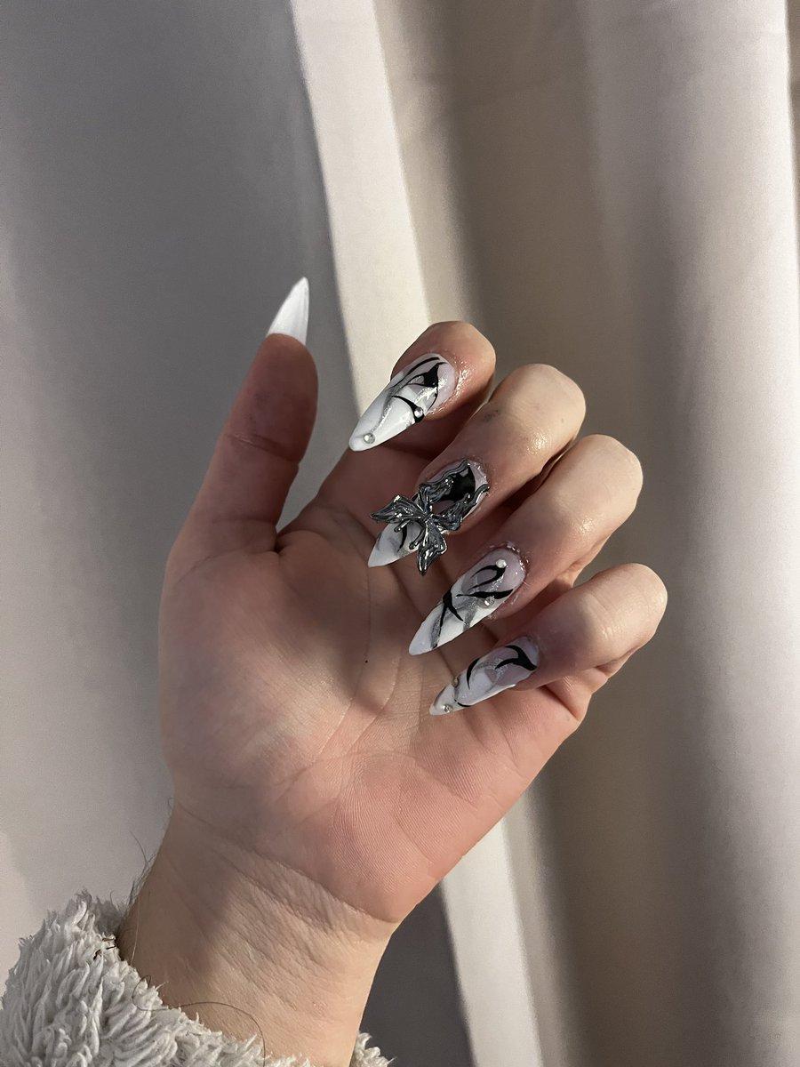 cestmonochrome's tweet photo. je viens de refaire mes ongles, record battu j’ai mis 1h40 🧚‍♀️ https://t.co/iNgKooqkoG